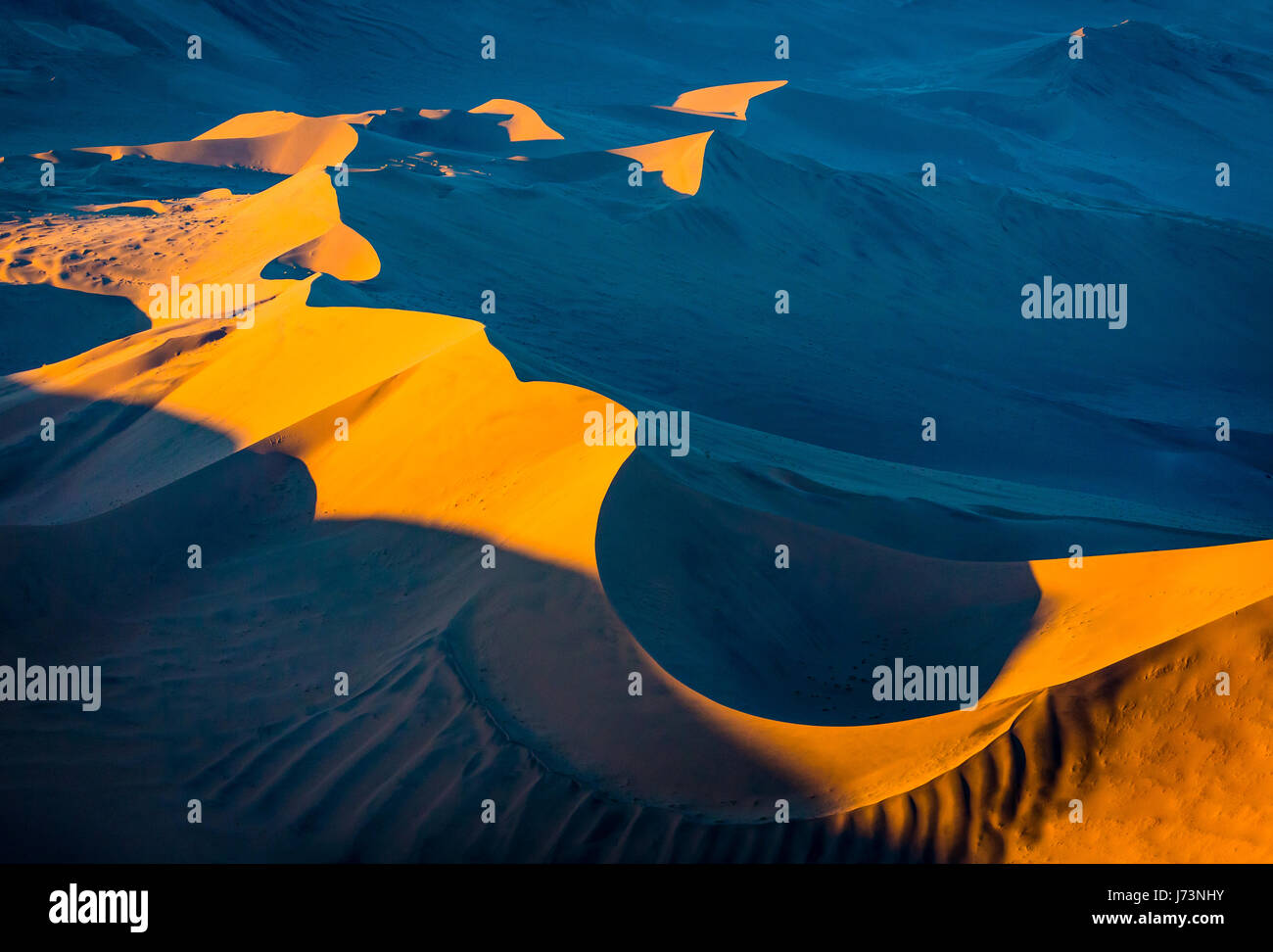 Sossusvlei est un sel et de l'argile pan entouré de hautes dunes rouges, situé dans la partie sud du désert du Namib, dans le Namib-Naukluft National Park Banque D'Images