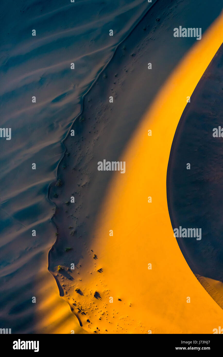 Sossusvlei est un sel et de l'argile pan entouré de hautes dunes rouges, situé dans la partie sud du désert du Namib, dans le Namib-Naukluft National Park Banque D'Images