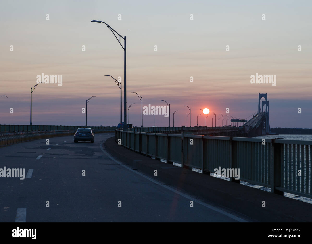 Coucher de soleil sur le pont Claiborne Pell à Newport, Rhode Island Banque D'Images