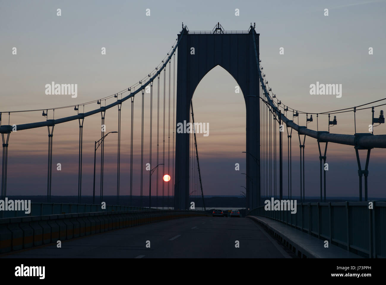 Coucher de soleil sur le pont Claiborne Pell à Newport, Rhode Island, USA. Banque D'Images
