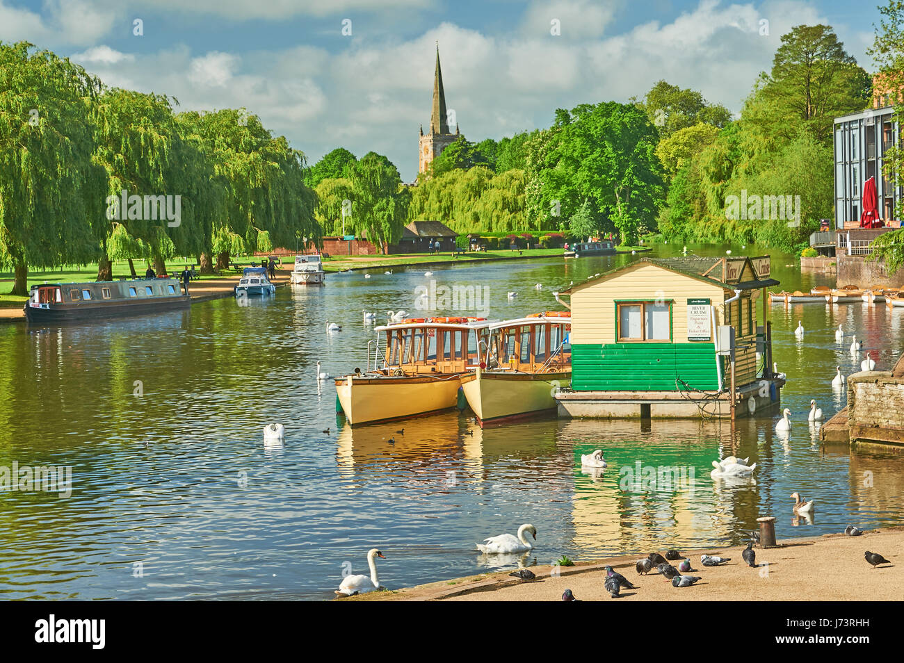 Stratford upon Avon et une scène d'été sur la rivière Avon à l'église Holy Trinity. Banque D'Images