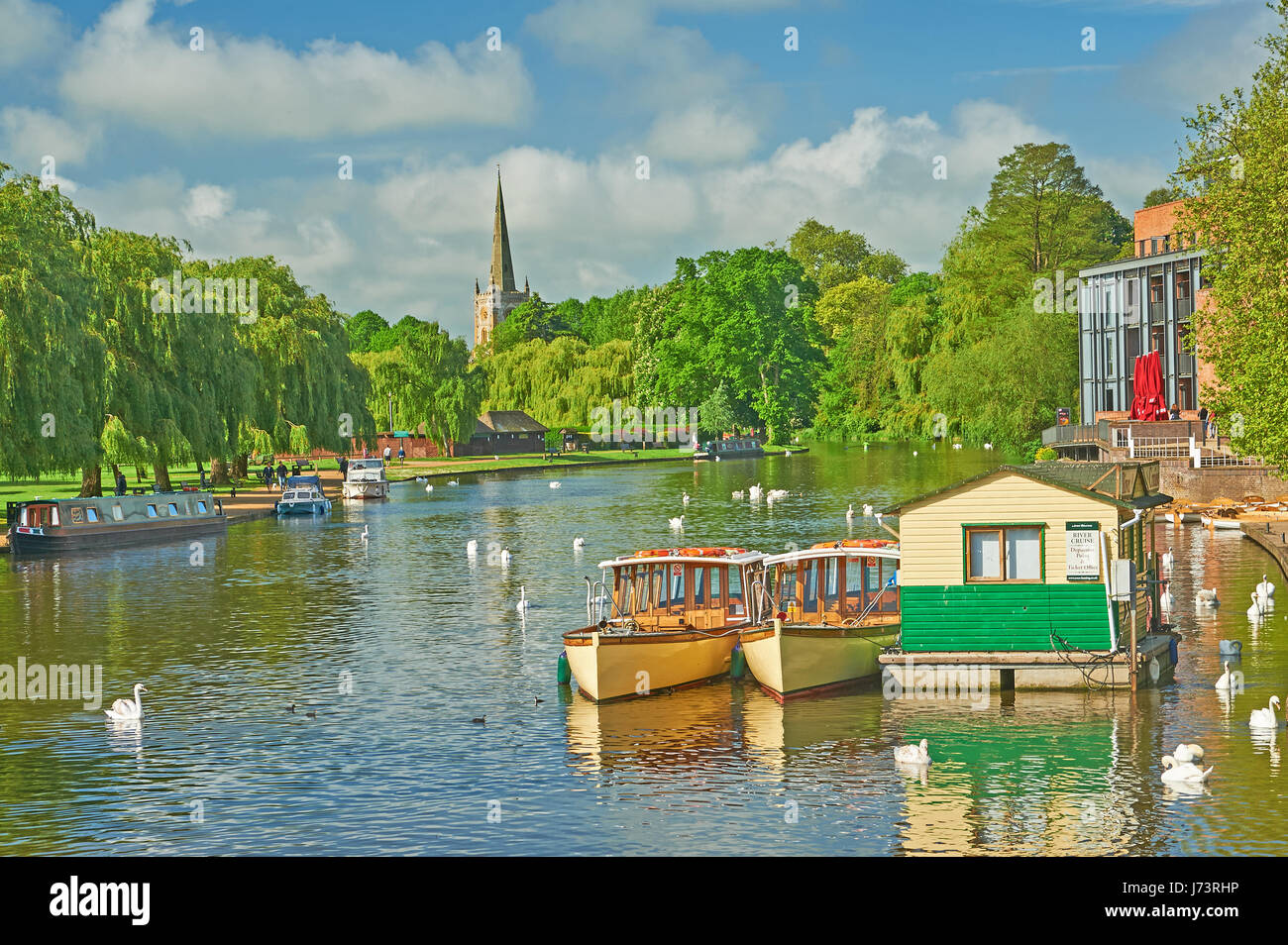 Stratford Upon Avon, Warwickshire, Angleterre et une scène d'été sur la rivière Avon à l'église Holy Trinity Banque D'Images