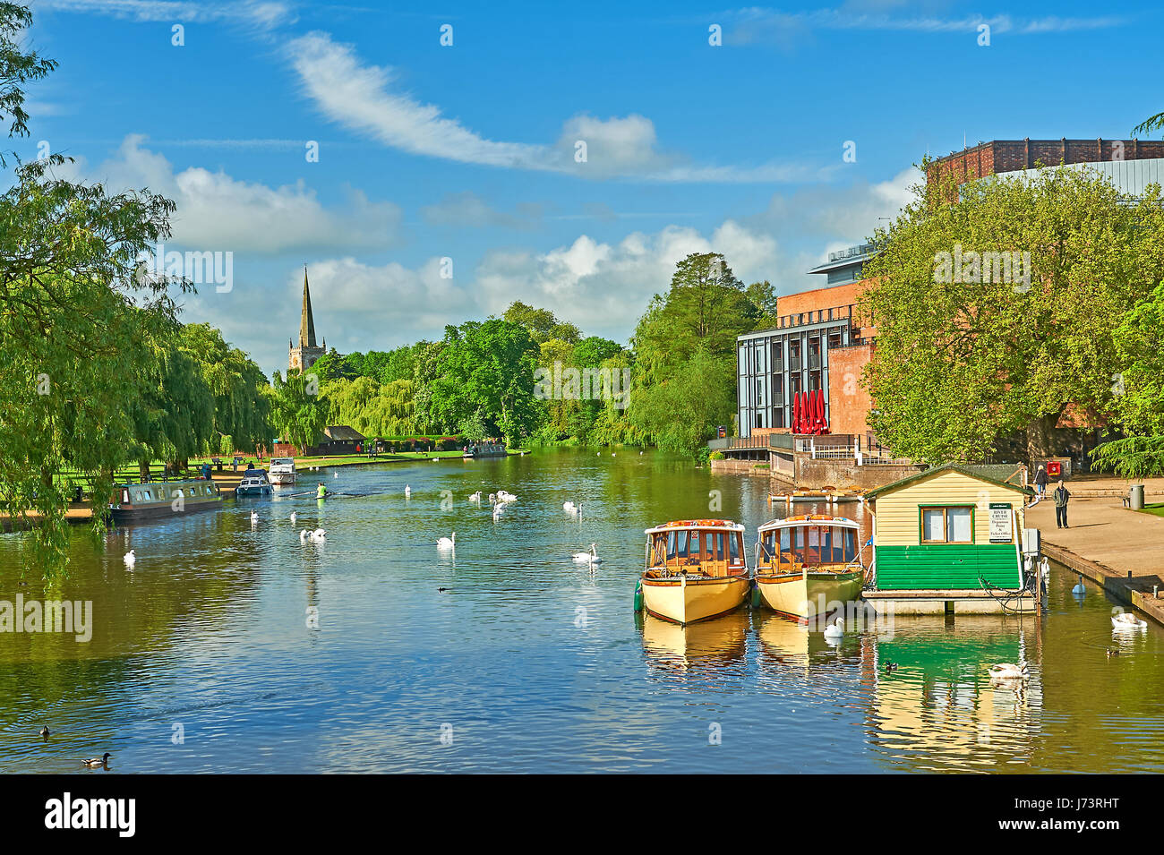 Stratford upon Avon et une scène d'été sur la rivière Avon à l'église Holy Trinity. Banque D'Images