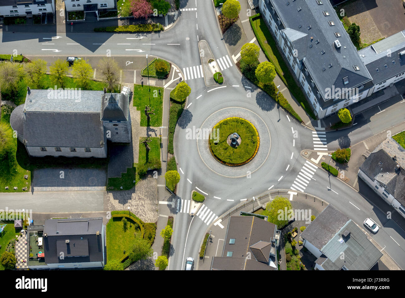 Au rond-point de l'église Kreuziger Mauer Steinweg à l'ancien cimetière, Brilon, Sauerland, Coesfeld, Rhénanie du Nord-Westphalie, Allemagne,un Kirche Banque D'Images Au rond-point de l'église Kreuziger Mauer Steinweg à l'ancien cimetière, Brilon, Sauerland, Coesfeld, Rhénanie du Nord-Westphalie, Allemagne,un Kirche Banque D'Images