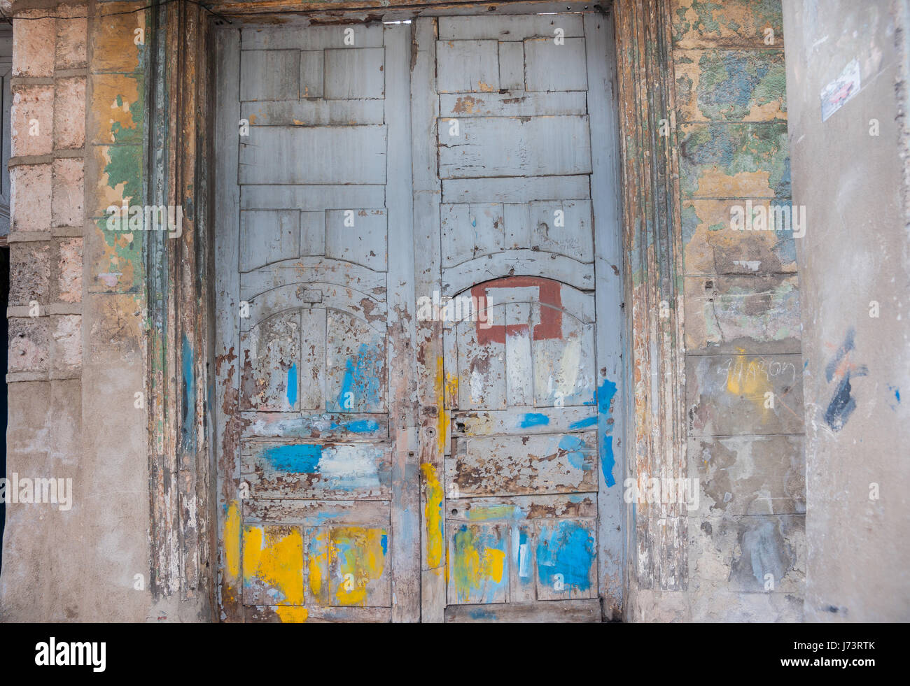 Porte fermée double vu de meilleurs jours, barbouillés de peinture, fissuré, peeling altérés et négligés, pour besoin de réparations et d'entretien à La Havane, Cuba Banque D'Images