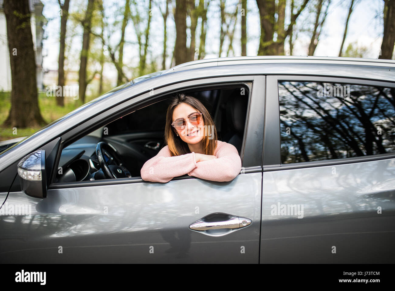 Jolie femme regarde par la fenêtre de voiture en attente d'un voyage Banque D'Images