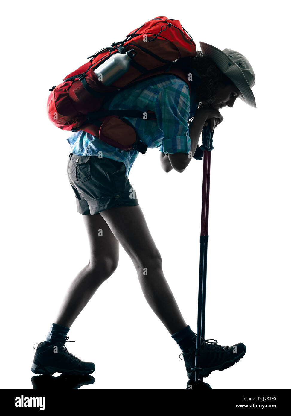 Une femme de race blanche trekking trekker fatigué en silhouette isolé sur fond blanc Banque D'Images