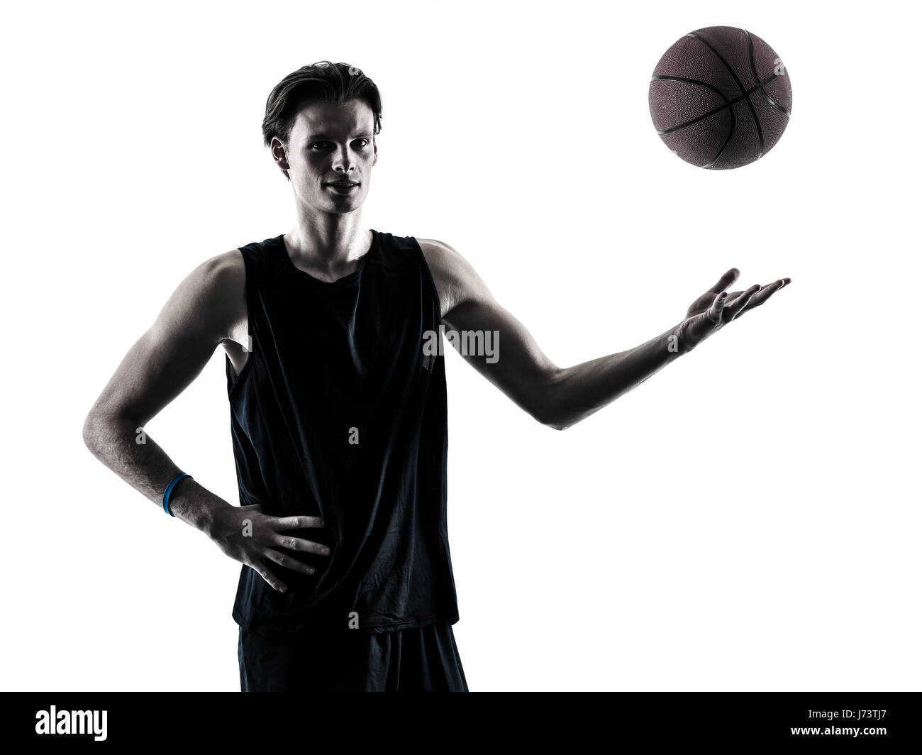 Un joueur de basket-ball homme de race blanche dans l'ombre silhouette isolé sur fond blanc Banque D'Images