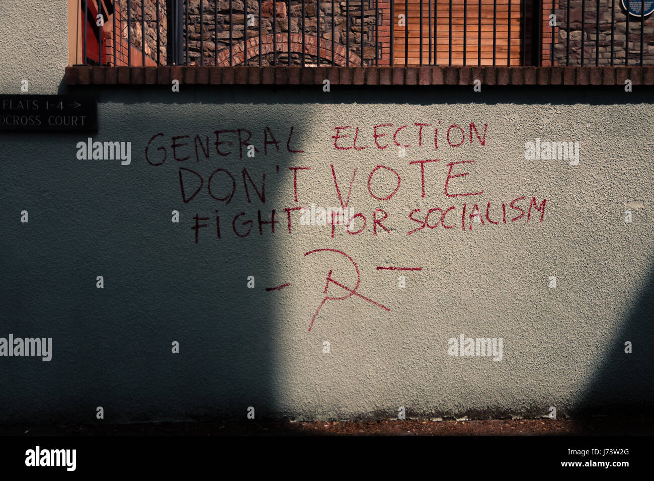 Graffiti dans Bristol, incitant les gens à "lutte pour le socialisme" dans l'élection générale de juin 2017 Banque D'Images