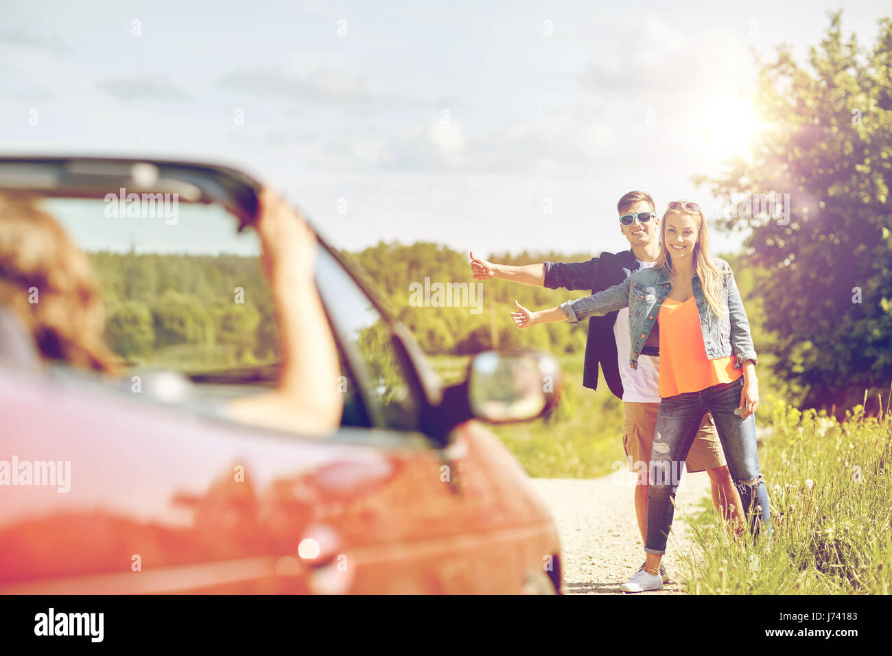 L'auto-stop et arrêt couple voiture sur campagne environnante Banque D'Images