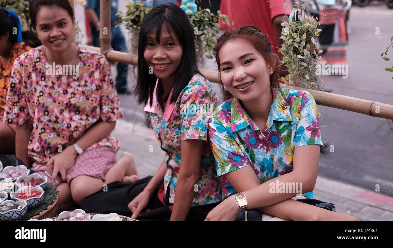 Dans dressThai traditionnel thaï Mesdames Culture Festival Juste sur Beach Road Pattaya Thaïlande Banque D'Images