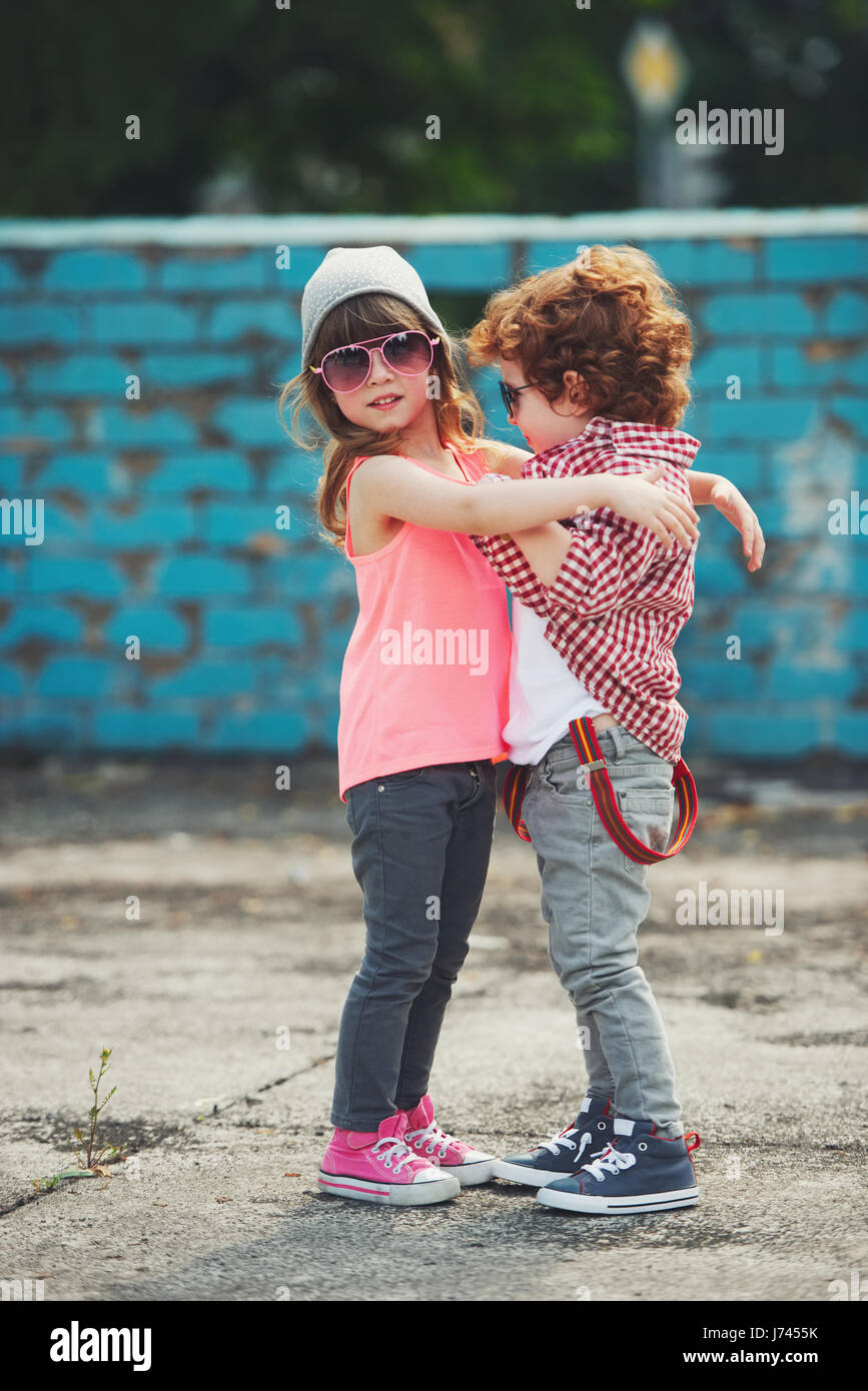 Mignon deux hipsters hugging outdoors Banque D'Images