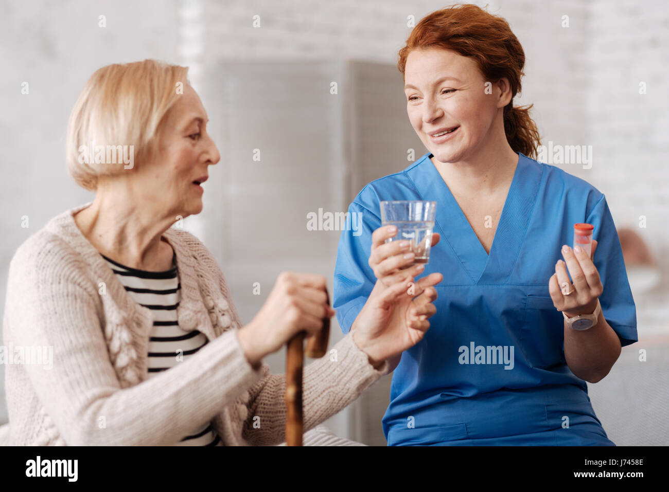 Infirmière habile professionnel fournissant des traitements nécessaires Banque D'Images