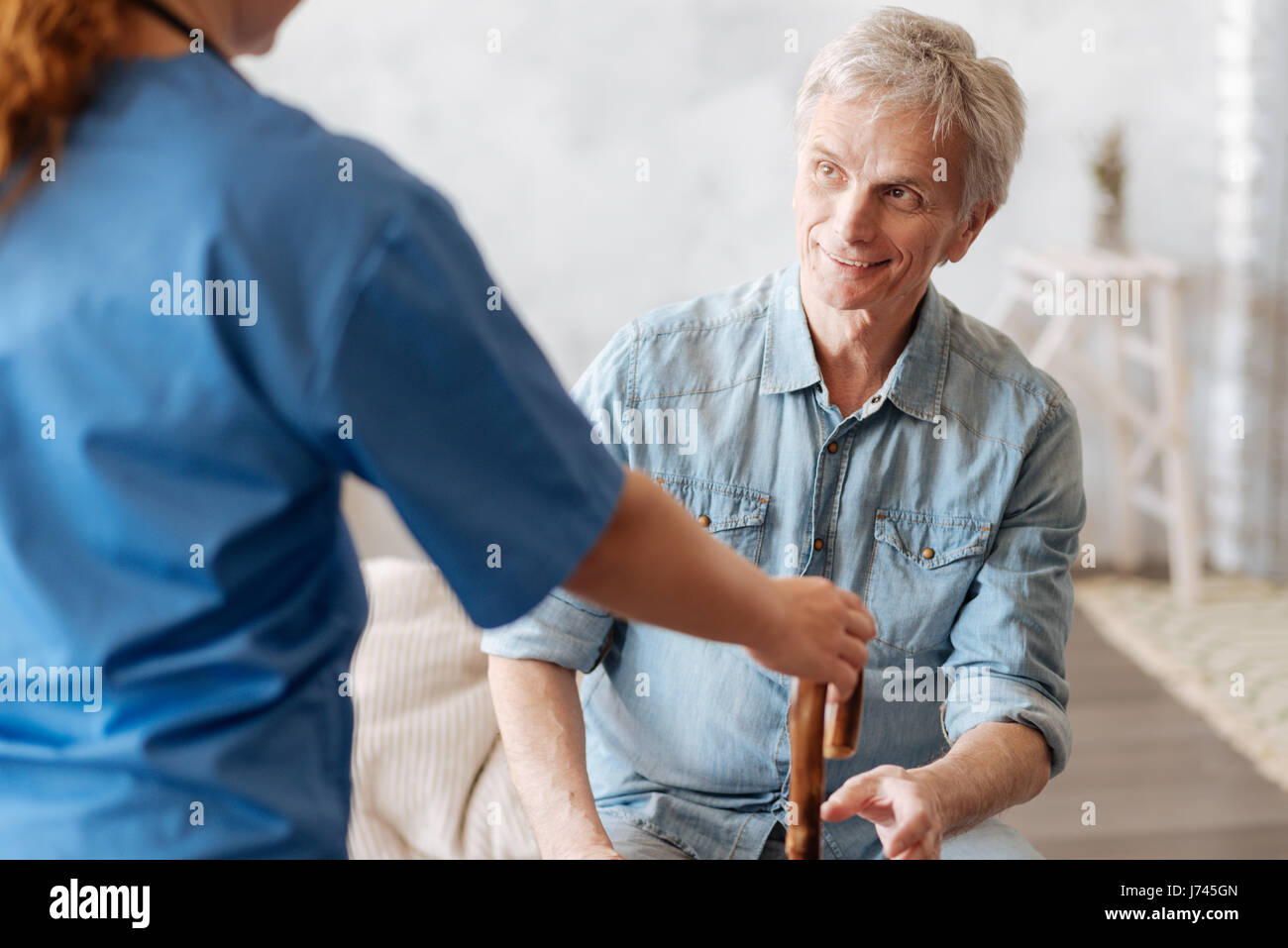 Genre man remercier l'infirmière pour obtenir de l'aide Banque D'Images