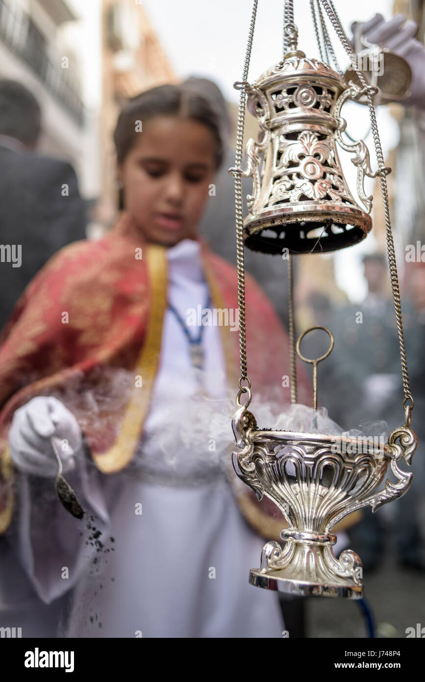 Le remplissage fille autel encensoir au cours d'une procession. Pendant la semaine de Pâques, les processions avec l'image de Christ et de la vierge Marie parade aro Banque D'Images