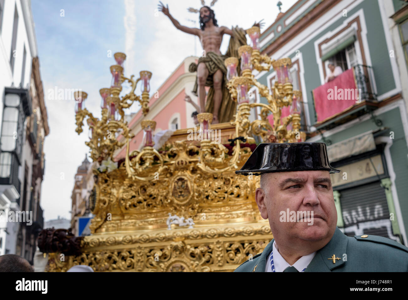 Membre de la Guardia Civil de police devant l'image de Jésus Christ. Pendant la semaine de Pâques, les processions avec l'image de Christ et de la v Banque D'Images