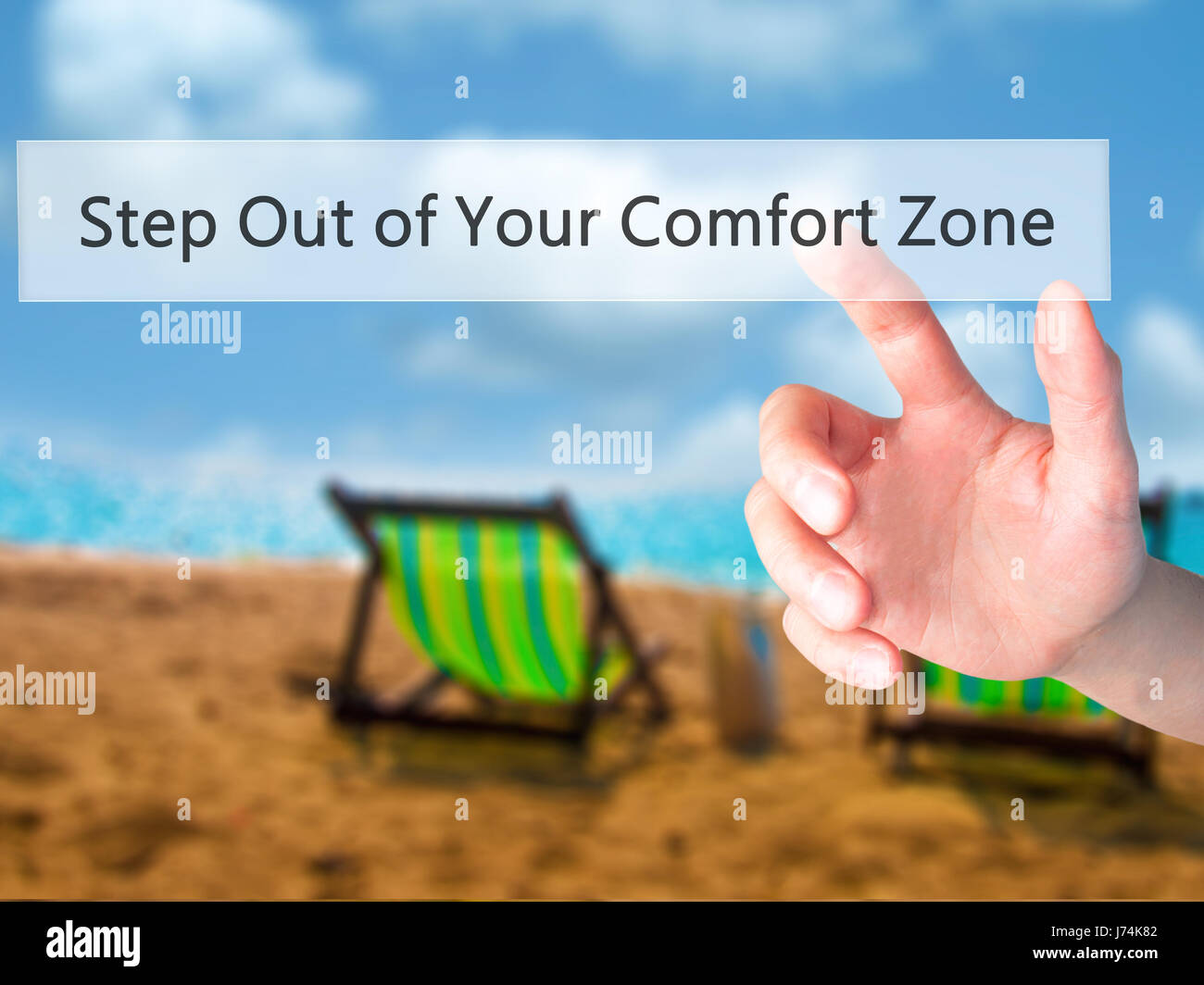 Sortez de votre zone de confort - part en appuyant sur un bouton sur l'arrière-plan flou concept . Le commerce, la technologie, internet concept. Stock Photo Banque D'Images