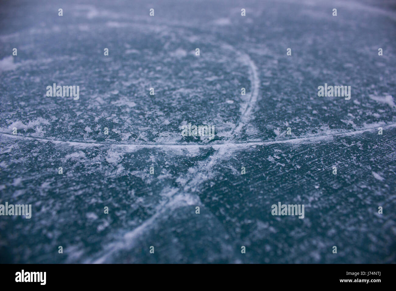 Une boucle à travers sculpté un lac gelé de la lame d'un patineur artistique Banque D'Images