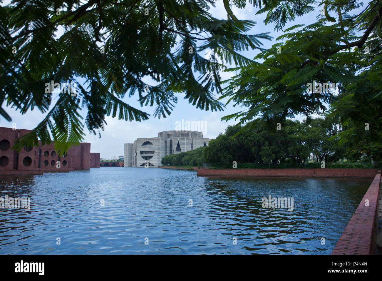 Le bâtiment de l'Assemblée nationale du Bangladesh Jatiyo Sangsad Bhaban ou est considéré comme l'un des plus beaux exemples de l'architecture moderne. Conçu Banque D'Images