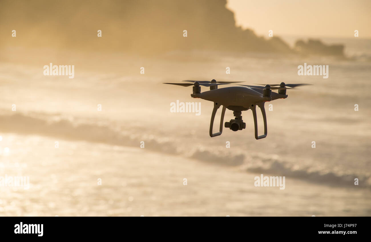 D'un drone en vol stationnaire au-dessus de l'océan comme le soleil se lève Banque D'Images