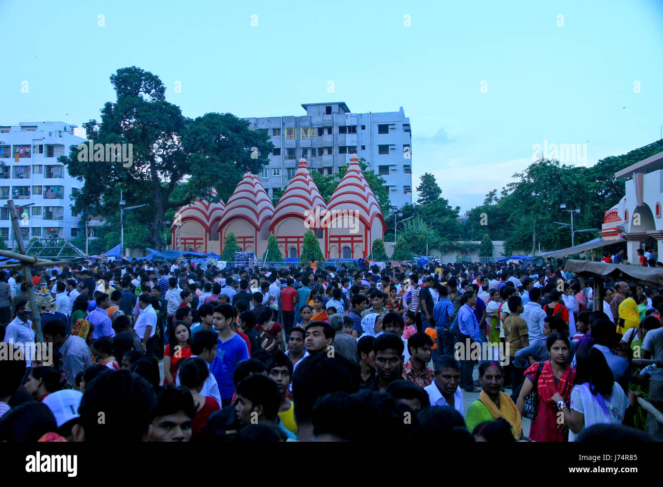 Les membres de la communauté hindoue qui affluent vers les Dhakeshwari temple national sur le Mahanabami de Durga Puja. Dhaka, Bangladesh. Banque D'Images