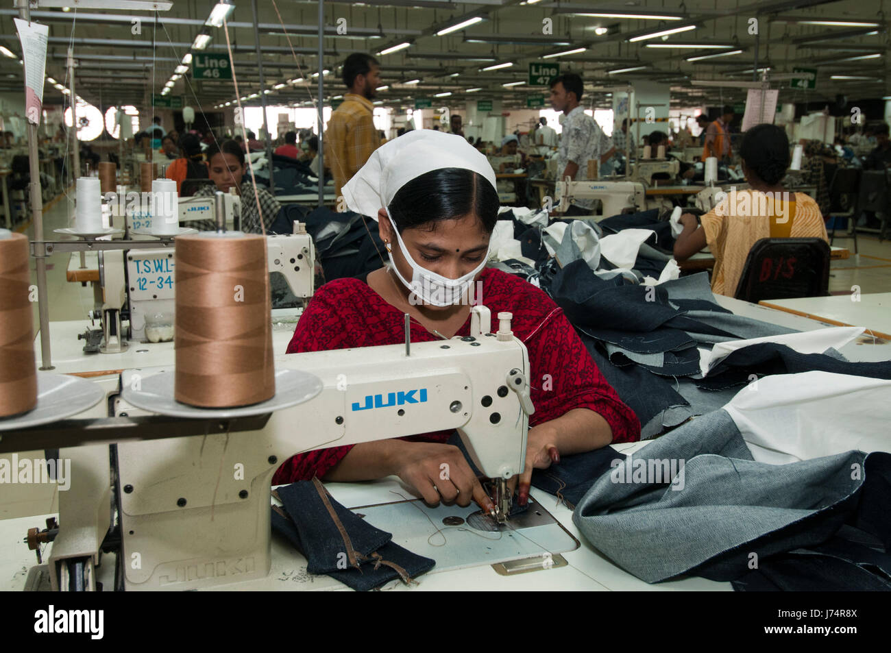 Les vêtements de travail des travailleurs à l'usine. Dhaka, Bangladesh. Banque D'Images