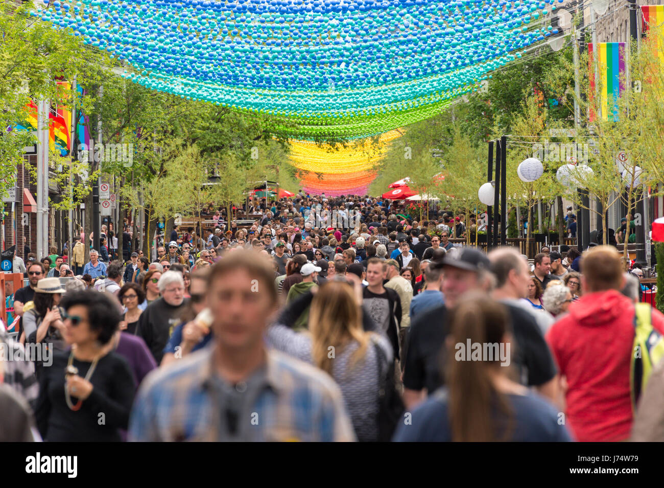 Montréal, CA - 21 mai 2017 : boules Arc-en-ciel art installation '18 nuances de gay' sur la rue Sainte-Catherine dans le Village gai Banque D'Images