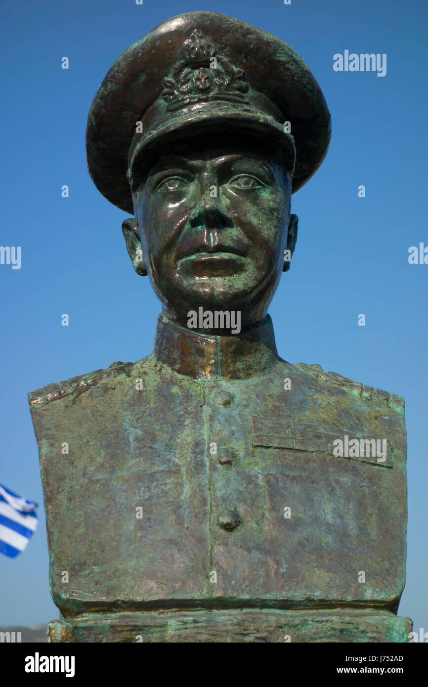 La statue de héros de la Deuxième Guerre mondiale, le Commandant George Blessas près de la Port Authority Building, Argostoli, Kefalonia Banque D'Images