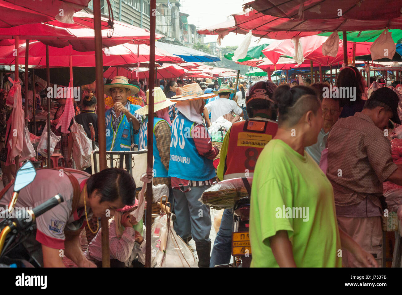 Les vendeurs et les clients sur le plus grand marché Bngkok humide à Khlong Toei, Thaïlande Banque D'Images