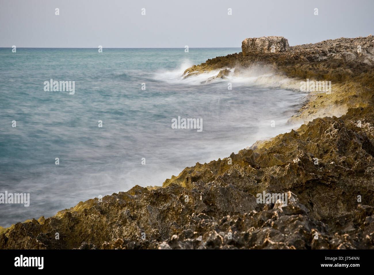L'exposition à long terme au soft rock l'eau salée de la mer océan eau paysage Banque D'Images