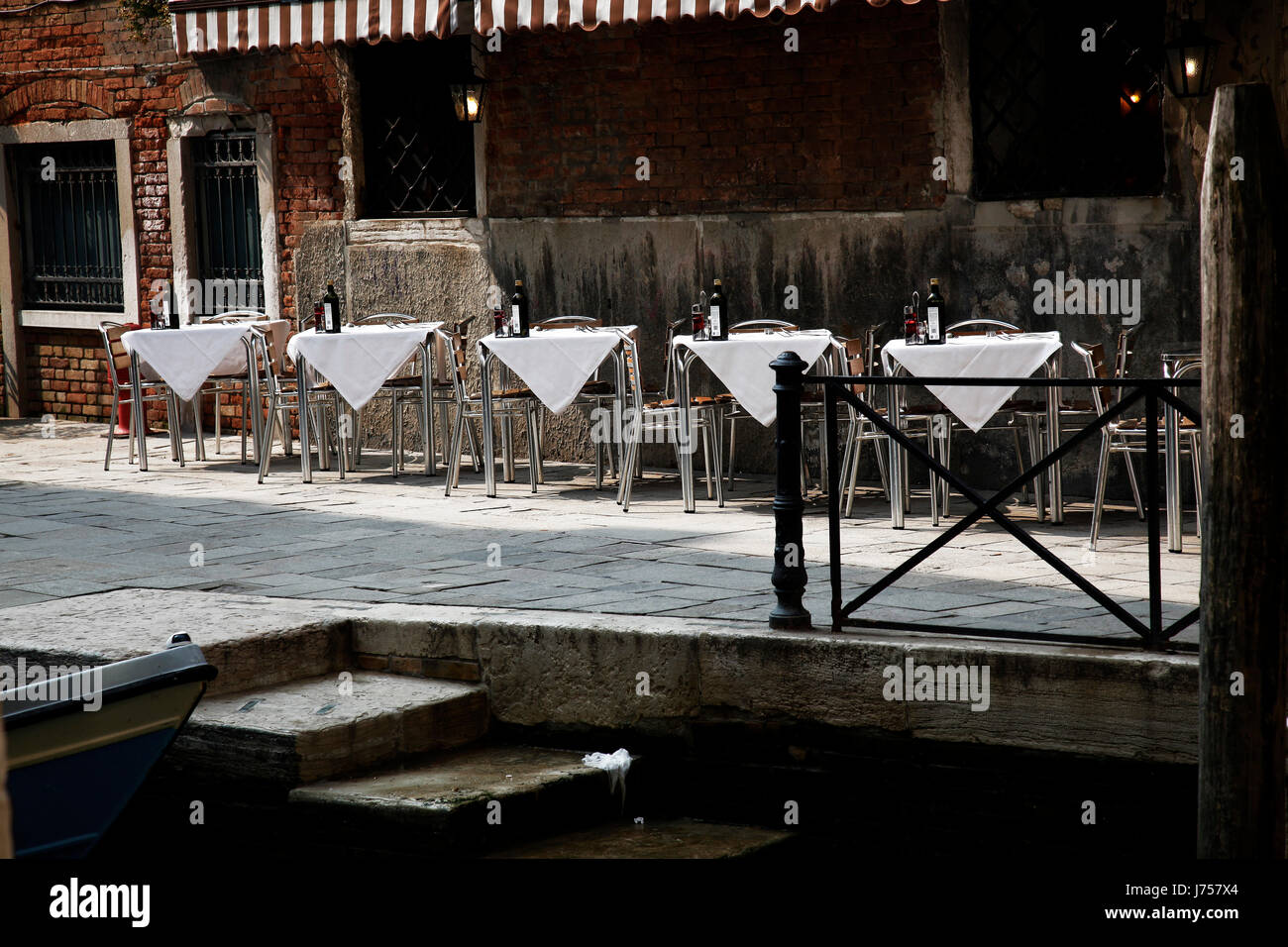 Canal venise restaurant restaurant table sel poivre calice en verre de Venise Banque D'Images