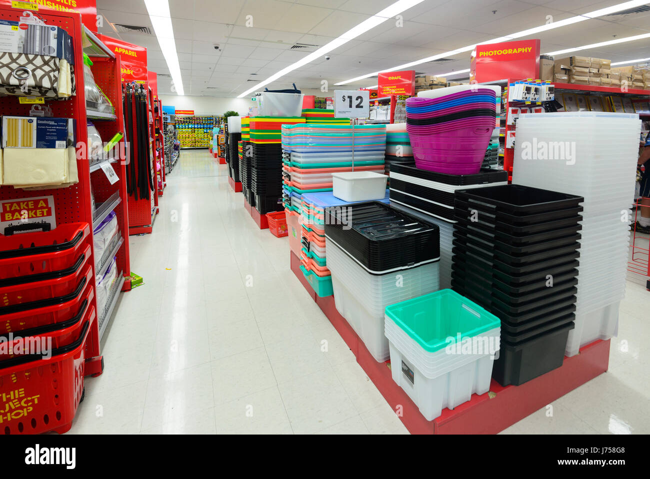 Les boîtes en plastique et produits en vente à la boutique de rejet, Kiama, New South Wales, NSW, Australie Banque D'Images