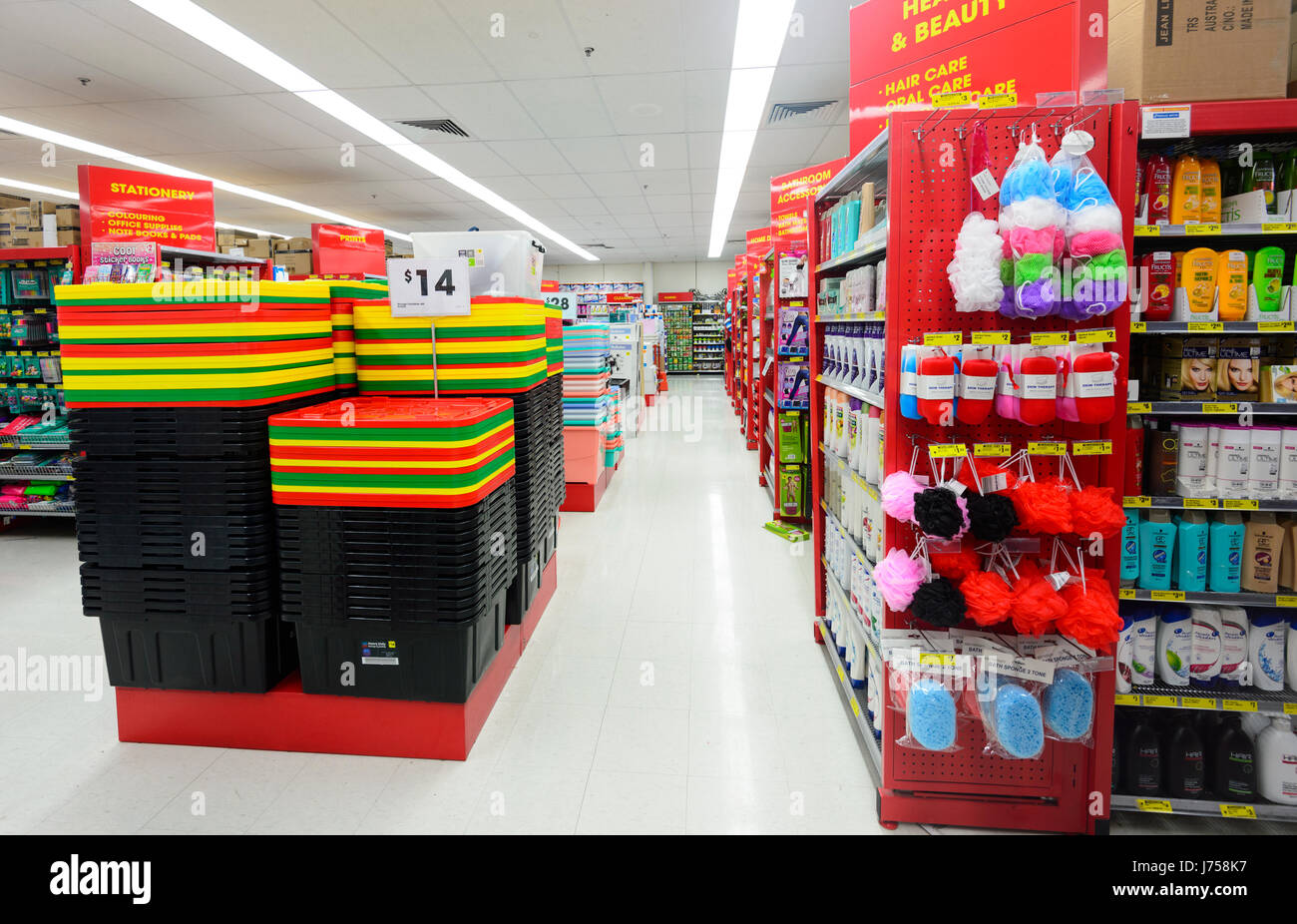 Les boîtes en plastique et de produits vendus à des prix réduits à la rejeter Shop, Kiama, New South Wales, NSW, Australie Banque D'Images