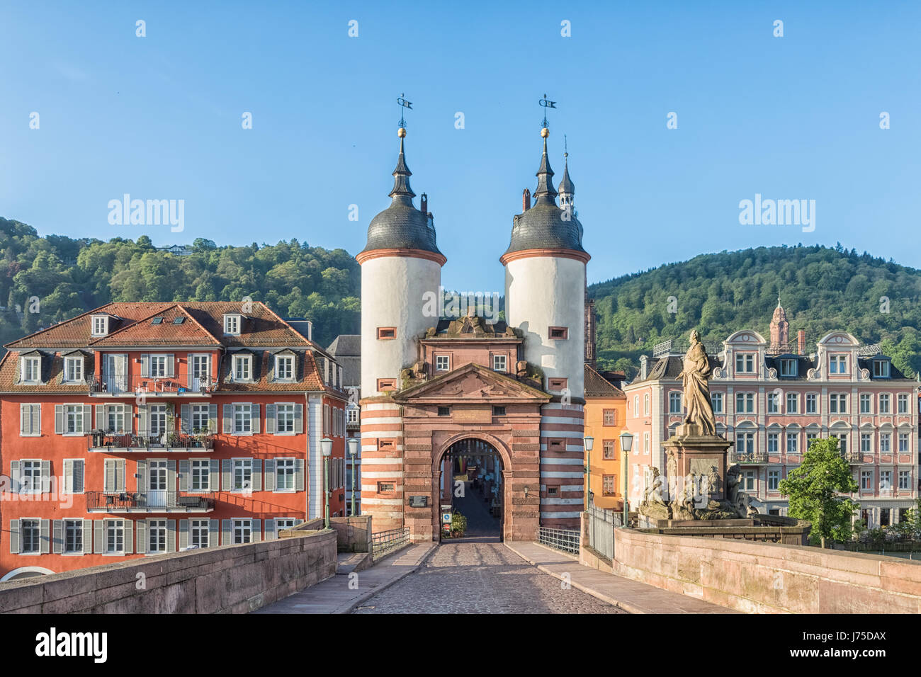 Vieux Pont sur la porte Karl Theodor Bridge à Heidelberg, Bade-Wurtemberg, Allemagne Banque D'Images