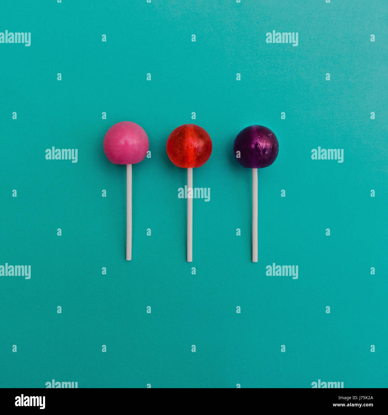 Lollipop Télévision lay concept minimal trois sucettes rondes colorées sur un fond bleu clair Banque D'Images