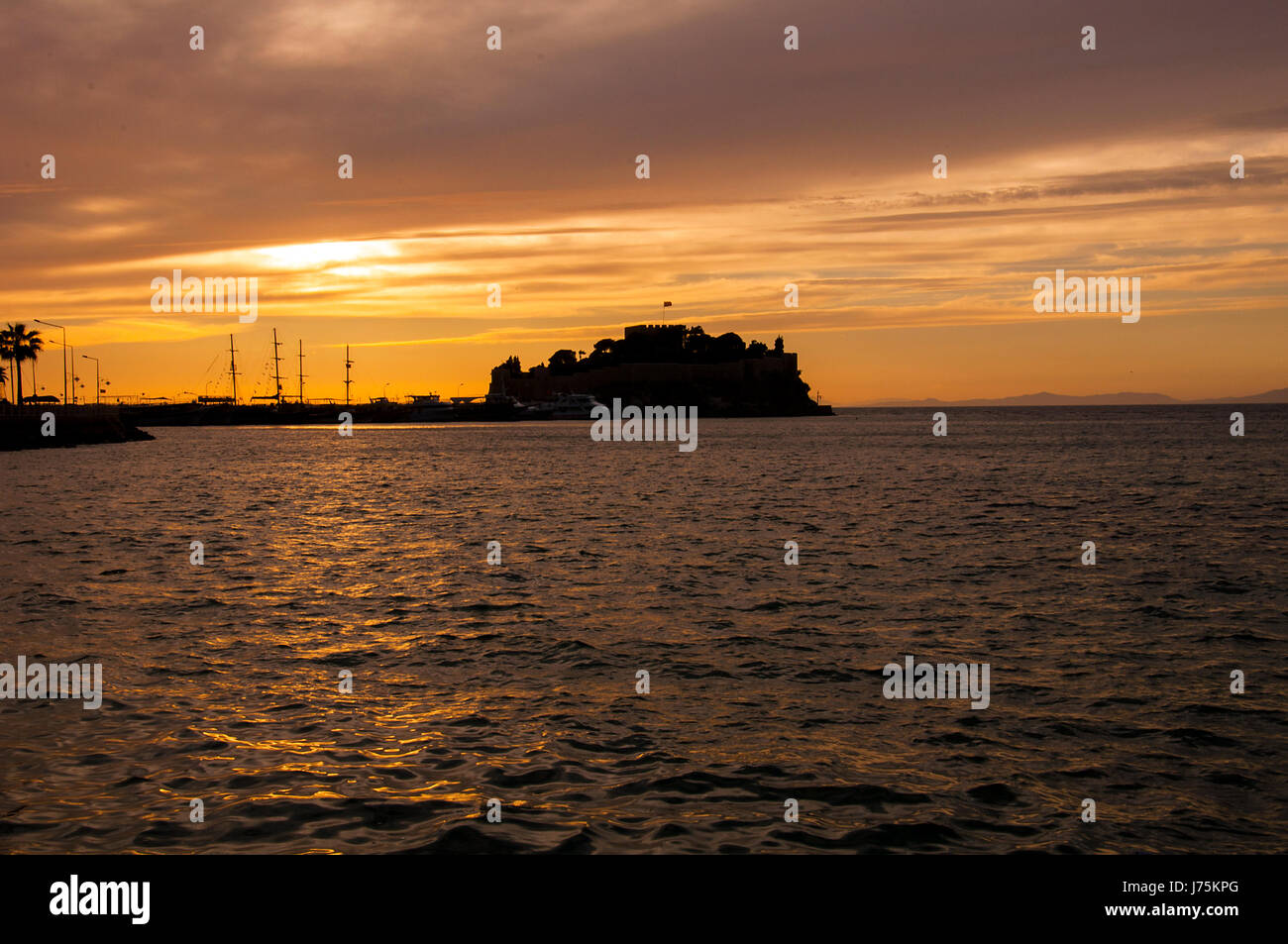 Château de l'île Pigeon pendant le coucher du soleil à Kusadasi, Turquie Banque D'Images