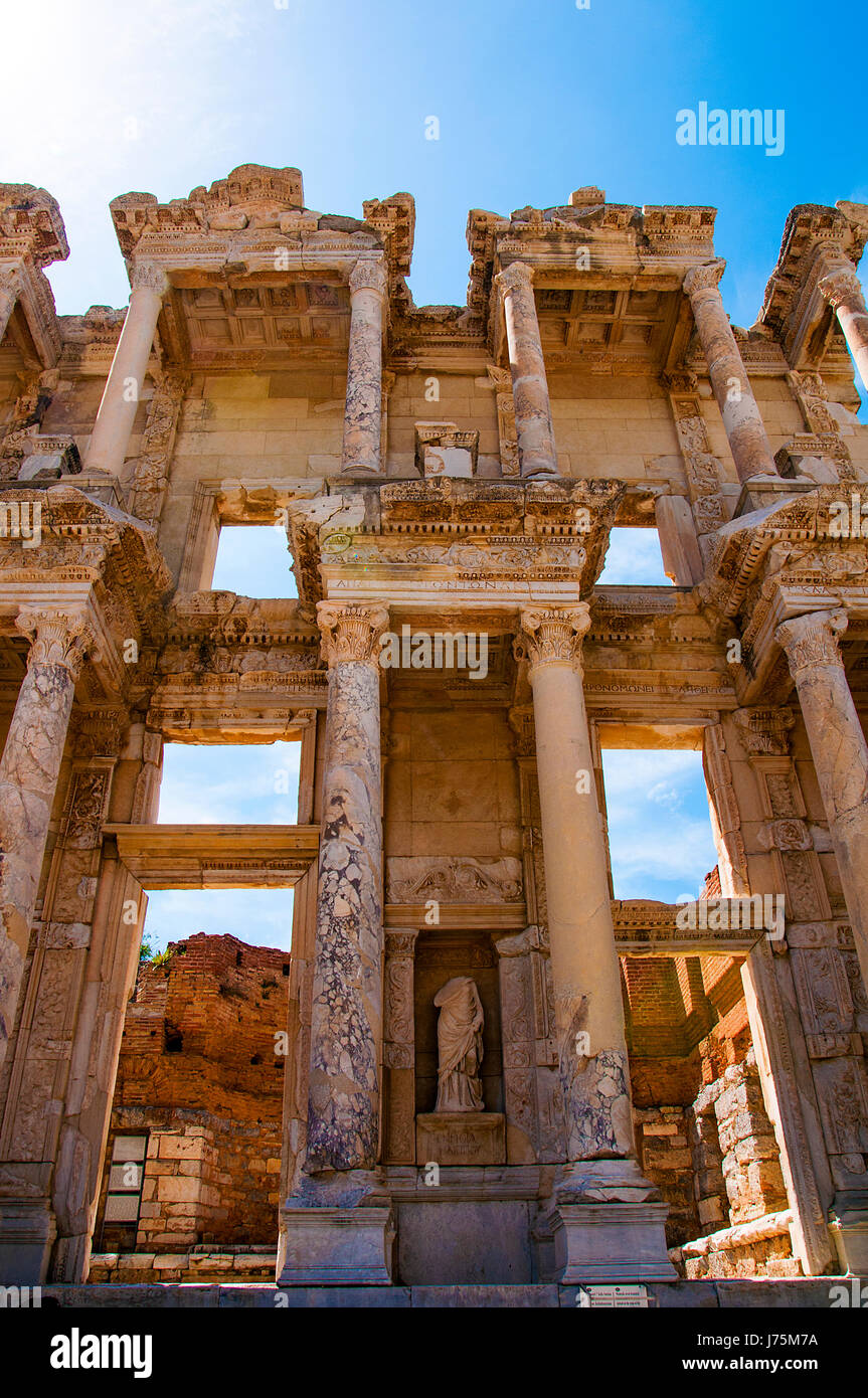 Photo de la bibliothèque de Celsus au lever du soleil dans les ruines romaines d'Éphèse, en Anatolie, Turquie. Banque D'Images