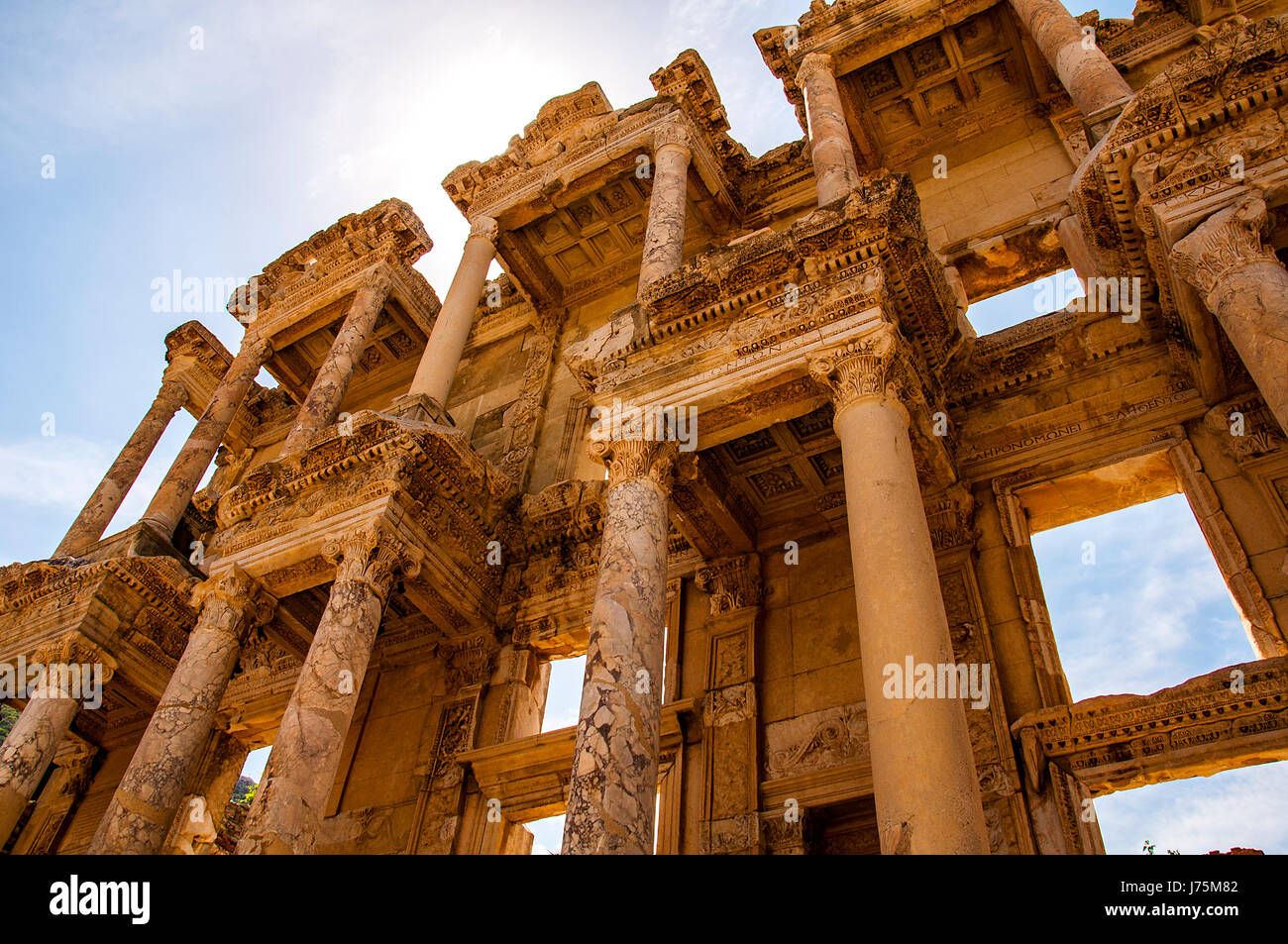 Photo de la bibliothèque de Celsus au lever du soleil dans les ruines romaines d'Éphèse, en Anatolie, Turquie. Banque D'Images