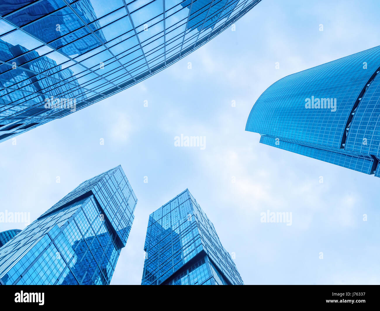 Immeubles De Bureaux Modernes Low Angle Shot De Gratte Ciel En Verre Moderne Contre Le Ciel De La Ville De Moscou En Russie Libre De Droit Photo Stock Alamy Immeubles De Bureaux Modernes Low Angle Shot De Gratte Ciel En Verre Moderne Contre Le Ciel De La Ville De Moscou En Russie Libre De Droit Photo Stock Alamy