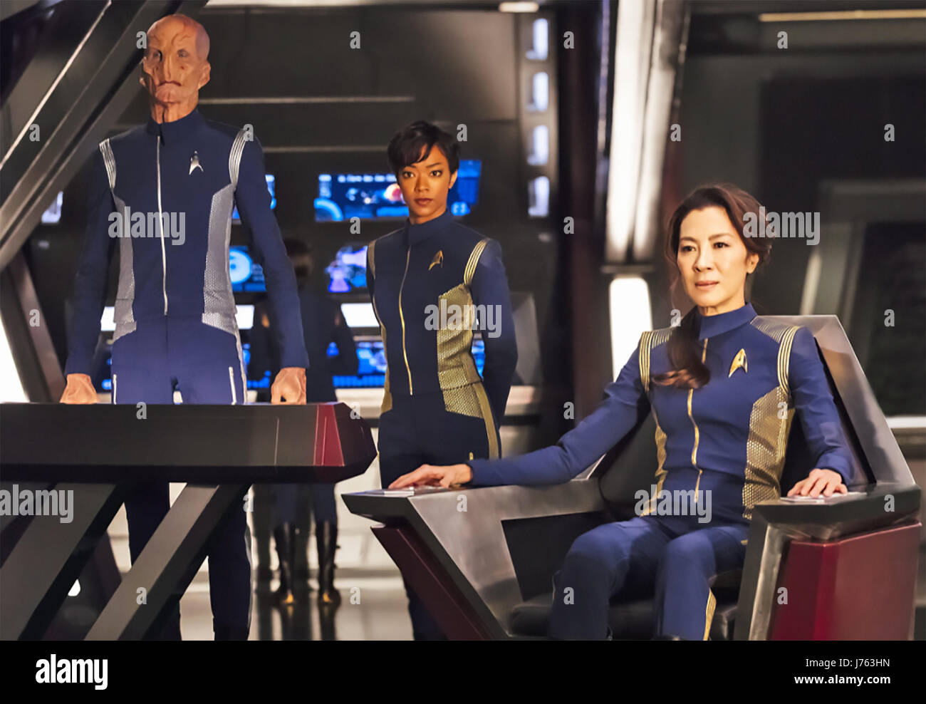 STAR TREK ; DISCOVERY 2017 > CBS/Netflix séries télé avec de gauche à droite : Doug Jones, Sonequa Martin-Green et Michelle Yeoh Banque D'Images