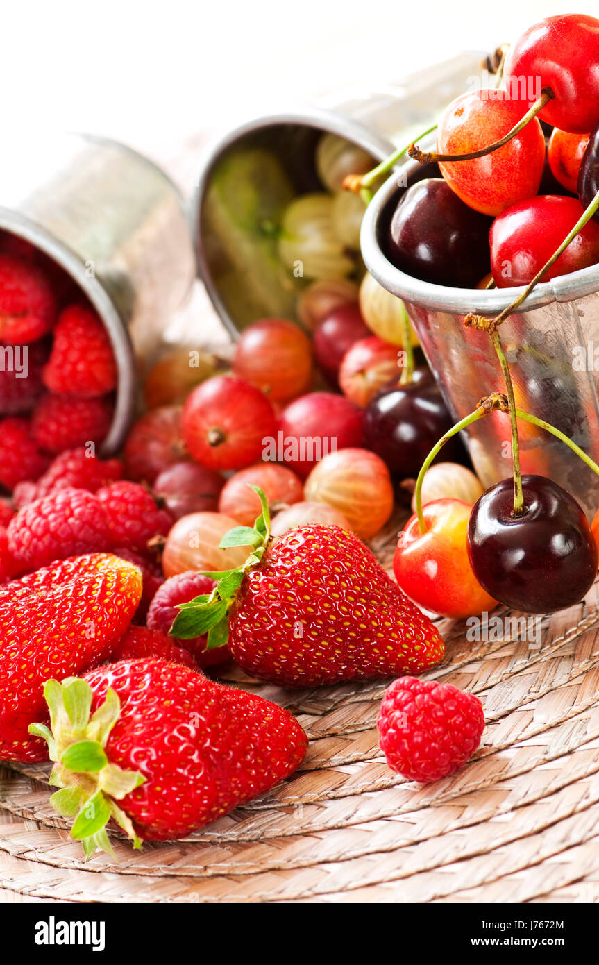 Récolte Les fruits d'été summerly progénitures baies rouge biologique aliment alimentaire sélection Banque D'Images