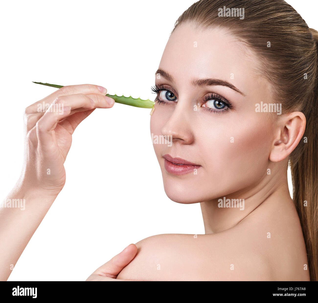 Jeune femme utilise de l'huile d'aloe vera pour la peau. Banque D'Images