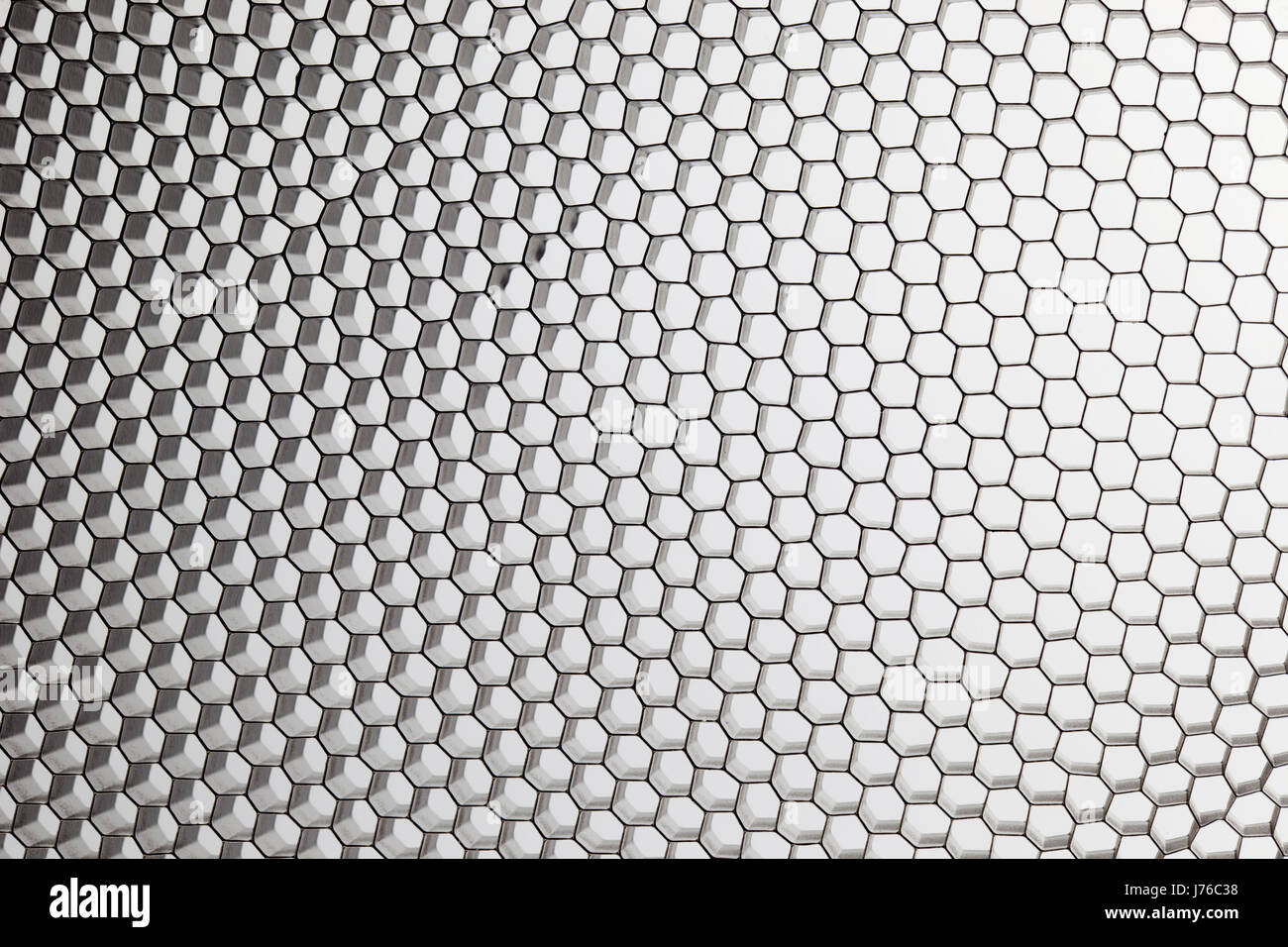 L'engrènement métal hexagonale grille grille grille nid d'auvent brun noir Banque D'Images
