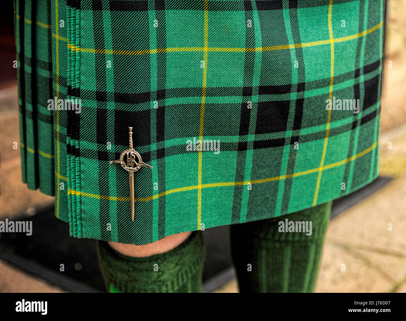 Vue détaillée d'un kilt écossais orné d'une broche kilt avec monogramme RH, Inveraray, Ecosse, Royaume-Uni. Banque D'Images