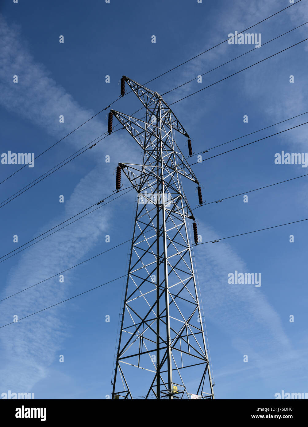 Pylônes d'électricité et lignes aériennes haute tension font partie du