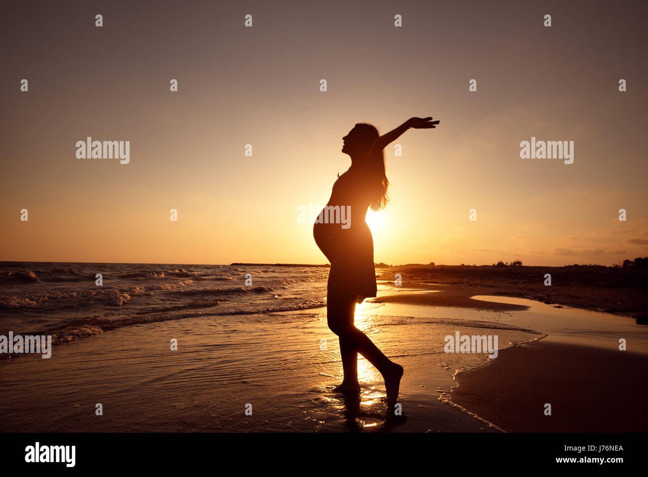 Silhouette Dune Femme Enceinte Marche Sur La Plage Au