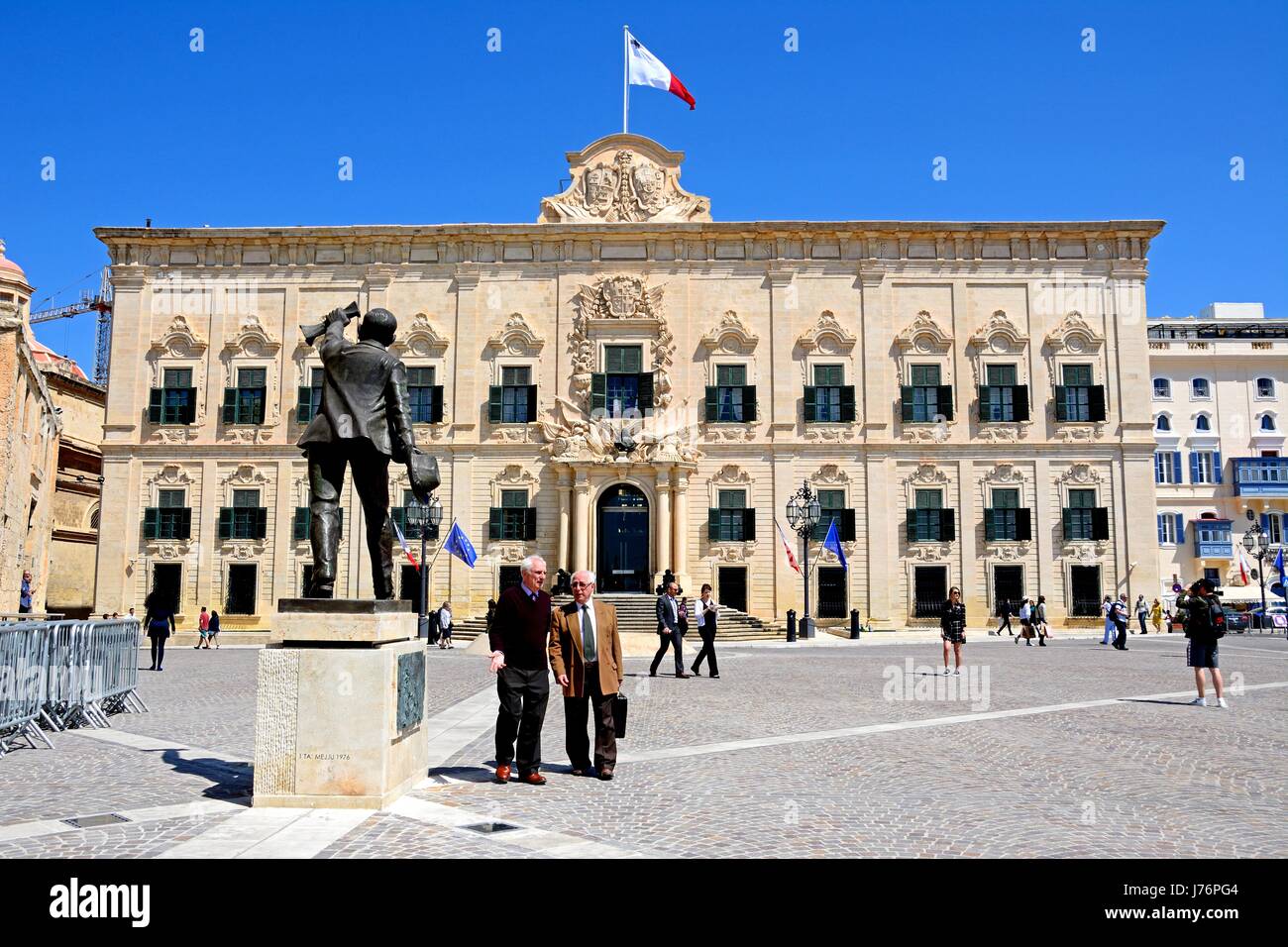 Vue de l'Auberge de la Castille en Castille Square avec une statue de Manuel Dimech au premier plan, La Valette, Malte, Europe. Banque D'Images