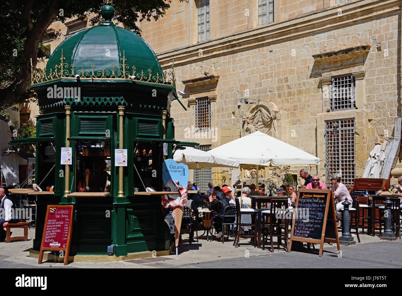 Cafe de la chaussée sur une petite place le long de la rue de la République aka Triq Ir Groussherzogtum Lëtzebuerg, La Valette, Malte, Europe. Banque D'Images