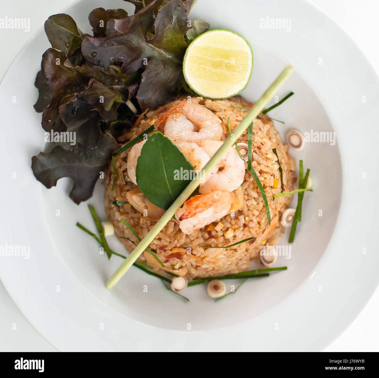 Riz frit avec du chili et de langoustines (Khao Pad Tom Yum Kung) / Thai épicé (cuisine thaï) Banque D'Images