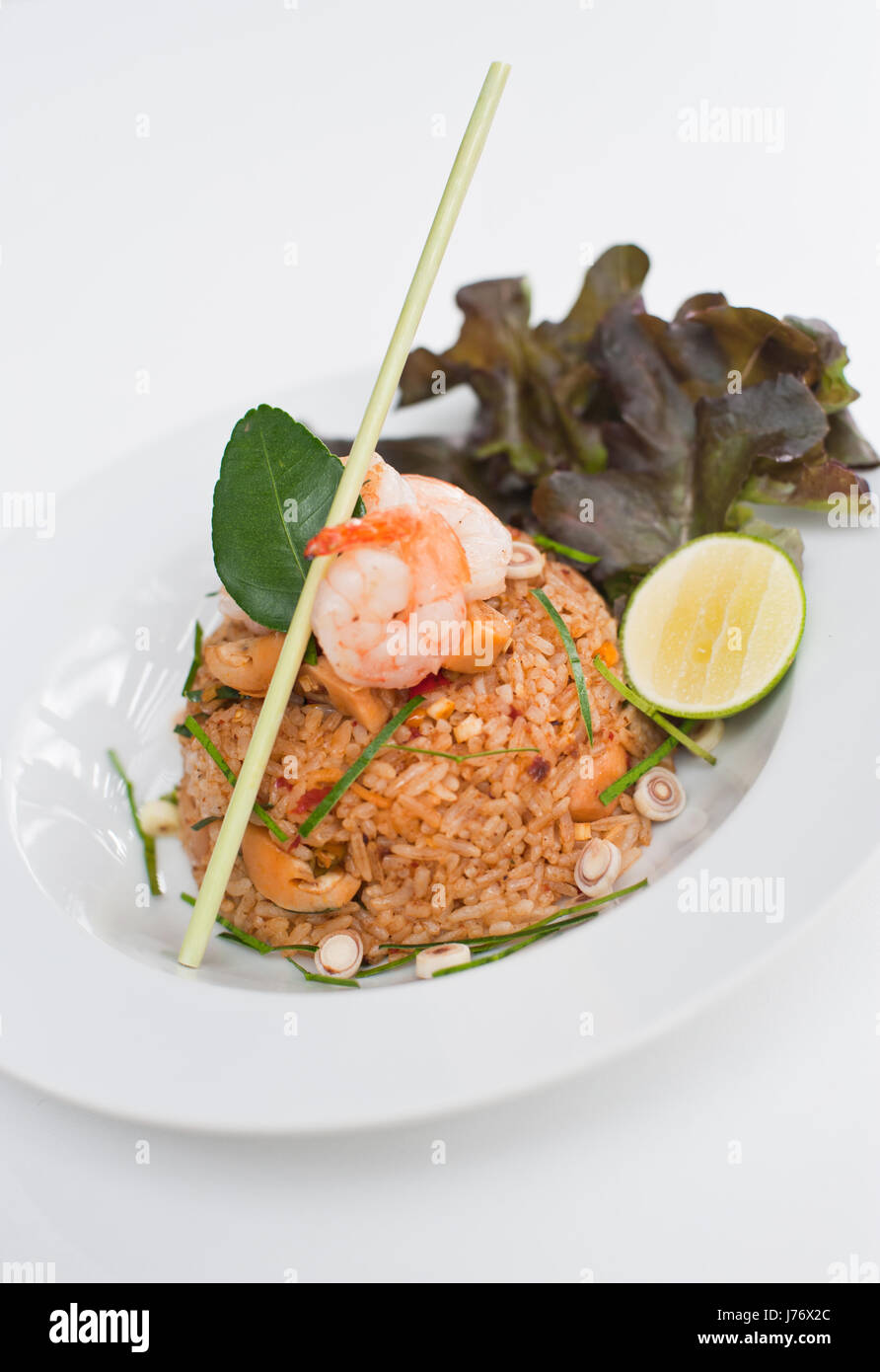 Riz frit avec du chili et de langoustines (Khao Pad Tom Yum Kung) / Thai épicé (cuisine thaï) Banque D'Images